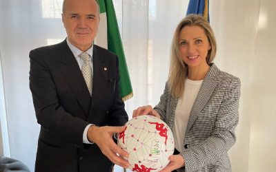 LEGA B | Balata consegna alla Vezzali il pallone contro la violenza alle donne