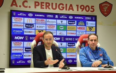 “Quando ti chiama il Perugia davvero non si può dire di no. Qui ho giocato tante partite, sono molto contento, mi piace allenare dove c’è passione, mi piace prendere la responsabilità di allenare una squadra forte come il Perugia. Ai ragazzi ho chiesto spregiudicatezza e responsabilità, cercherò di plasmarli a seconda del loro modo di essere. Ai tifosi dico: faremo di tutto per essere seri”